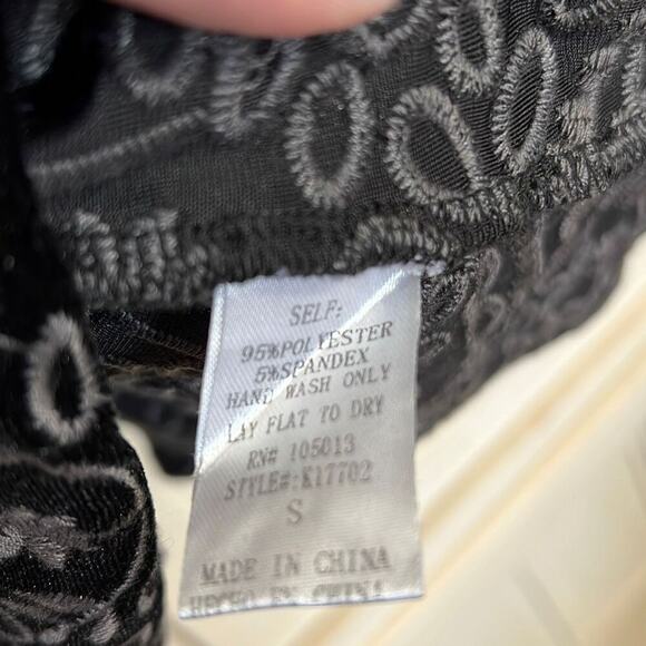 Savanna Jane size small black velvet and embroidered boho top - Picture 4 of 4